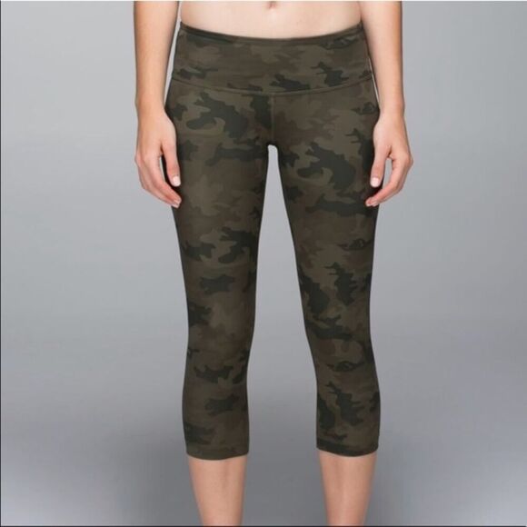 Lululemon wonder under green camo mid rise Capri leggings - Picture 1 of 7